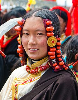 Tibeťanka v tradičním úboru. Festival koňů. Nagqu.