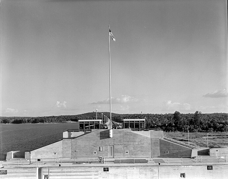 File:Pickwick Dam - Visitors Building 005.jpg