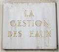 Plaque de la Gestion des eaux au no 9.