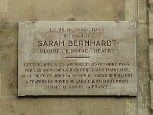 Plaque apposée sur le no 5 indiquant que Sarah Bernhardt y est née.