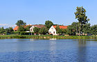 Čeština: Domky u rybníka v Plasné, části Pluhova Žďáru English: Houses by pond in Plasná, part of Pluhův Žďár, Czech Republic.