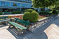 English: Bench, buxus cultivars and flower-bed Deutsch: Bank, Buchsbaum und Blumenbeet