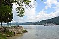 English: Motorship “Kärnten” passing the Landspitz on the peninsula heading for Maria Woerth Deutsch: Passagierschiff „Kärnten“ vor dem Landspitz der Halbinsel in Fahrt Richtung Maria Wörth