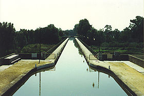 Le pont-canal de Digoin permet au canal latéral à la Loire de franchir la Loire.