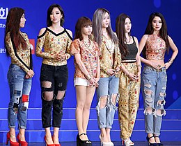 Le groupe pop T-ara salue sur scène lors de la cérémonie de lancement de Team Korea le 11 septembre 2014.jpg