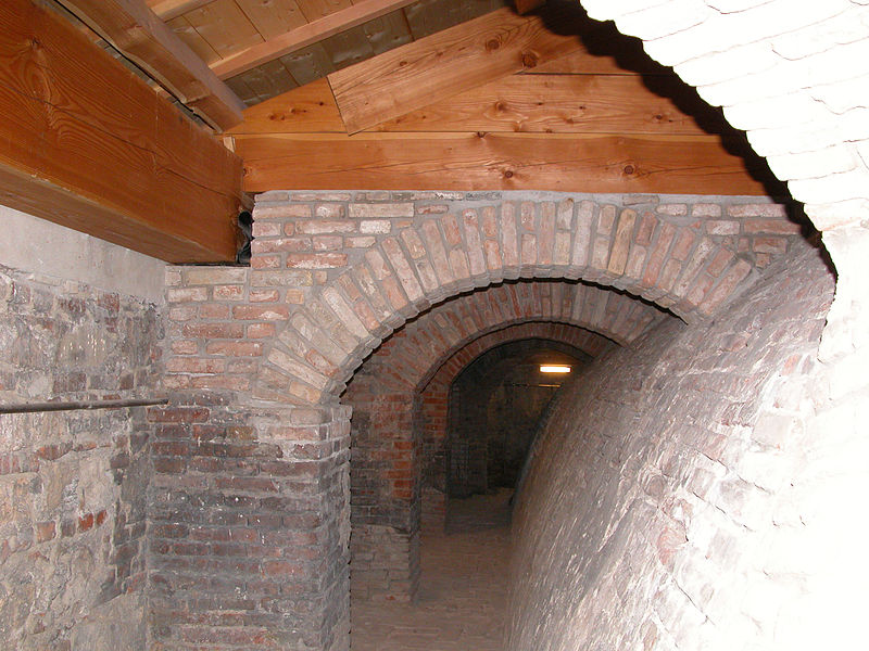 File:Porta Vescovo - copertura restaurata.jpg