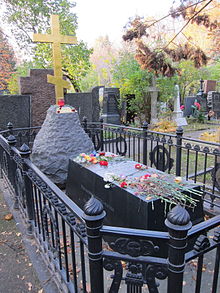 The original design of the gravesite was restored in 2009. Novodevichy Cemetery, Moscow, Russia. Post-2009 gravesite of Nikolai Gogol in Novodevichy Cemetery, Moscow, Russia.jpg