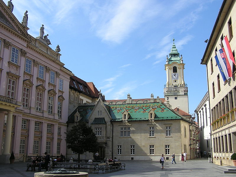 File:Pozsony - középen a régi városháza, balra a prímási palota.JPG