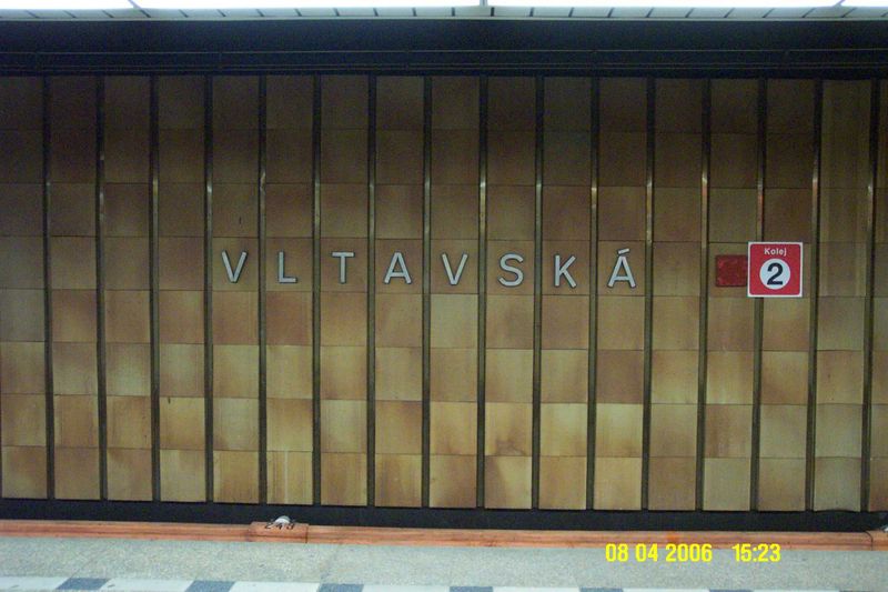 File:Praha, Vltavská, metro - nápis.JPG