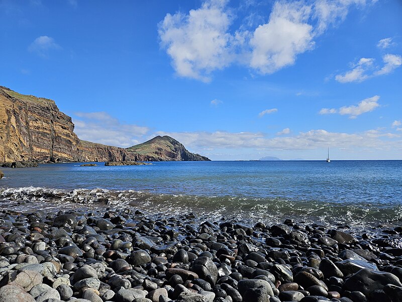 File:Praia da Baía D'Abra, Caniçal, Madeira 03.jpg