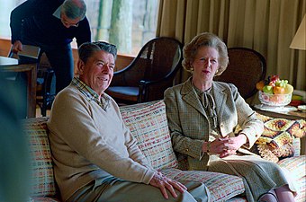 Presidente Ronald Reagan com a primeira-ministra Margaret Thatcher durante um almoço de trabalho em Camp David