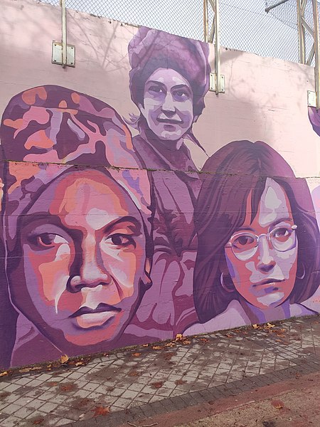 File:Primer plano mural (Nina Simone, Liudmila Pavlichenko, Billy Jean King).jpg