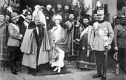 König Ferdinand von Rumänien im pelzgefütterten Cape und Ehefrau Königin Maria (1922)