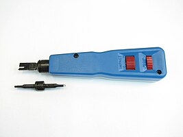 Een punch down tool die het gemakkelijker maakt om de kabeltjes in een vrouwelijke RJ-45 connector vast te zetten.