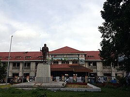 ಪ್ರವೇಶದ್ವಾರದಲ್ಲಿ ಮಹಾತ್ಮ ಗಾಂಧಿ ಪ್ರತಿಮೆ