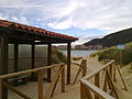 Fine della spiaggia a "El Puntal".  Santoña è visibile dall'altra parte della Ría de Treto.