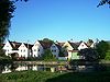 Altnaundorf – Blick über den Teich, im Hintergrund das Schulgebäude