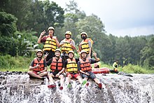 Berkas:Rafting_Kalisawah_-_Sungai_Badeng.jpg