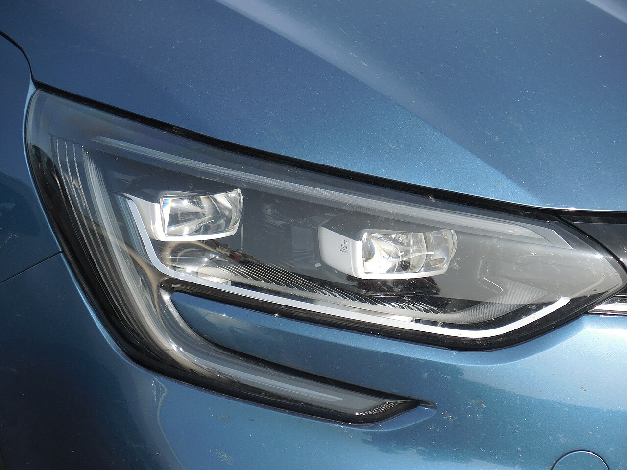 File:Renault Megane IV - headlights (LED Vision).jpg - Wikimedia