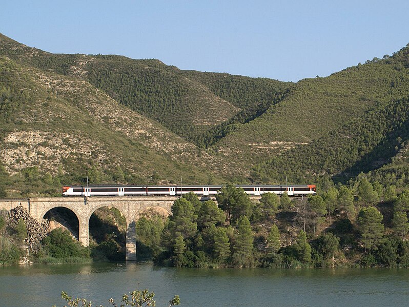 File:Renfe R470 en el Matarranya hacia Faiò.jpg