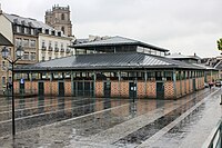 Les deux halles Martenot sont emblématiques de la place.