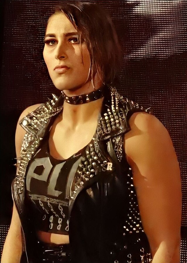 Rhea Ripley causa sensación en India por ardiente foto en ropa