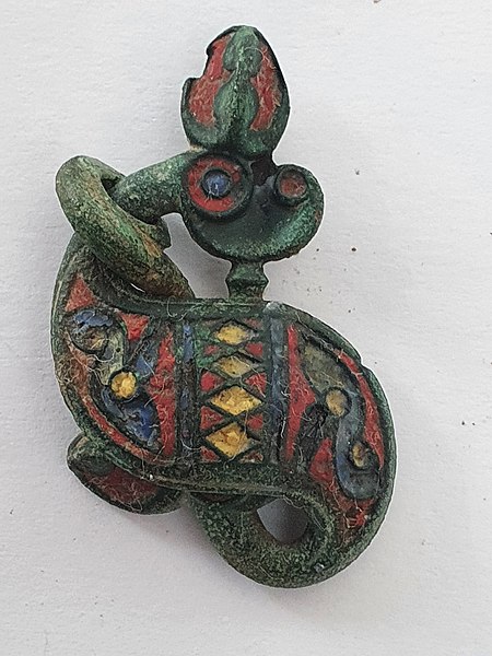 File:Roman dragonesque brooch (FindID 1027483-1143293).jpg