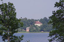 Das Herrenhaus und der Saadjärv-See.