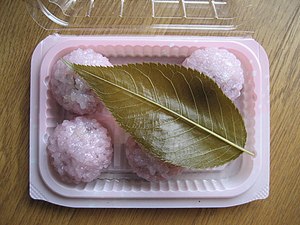 Sakuramochi (variante de la façon Kansai).