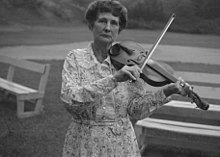 Samantha Bumgarner, violinista, banjoista, chitarrista e pioniera della musica della contea della Carolina del Nord, nella foto nel 1937