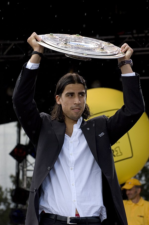 Sami Khedira with the Meisterschale