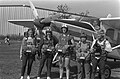Schaatsers maken parachutesprong bij paraclub Icarus, voor vlucht bij vliegtuig, Bestanddeelnr 926-4868.jpg