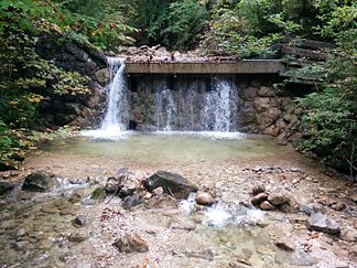 Wasserabzapfung nach rechts für eine Mühle