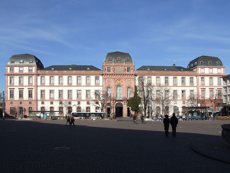 File:Schloss Darmstadt Ansicht vom Marktplatz.jpg