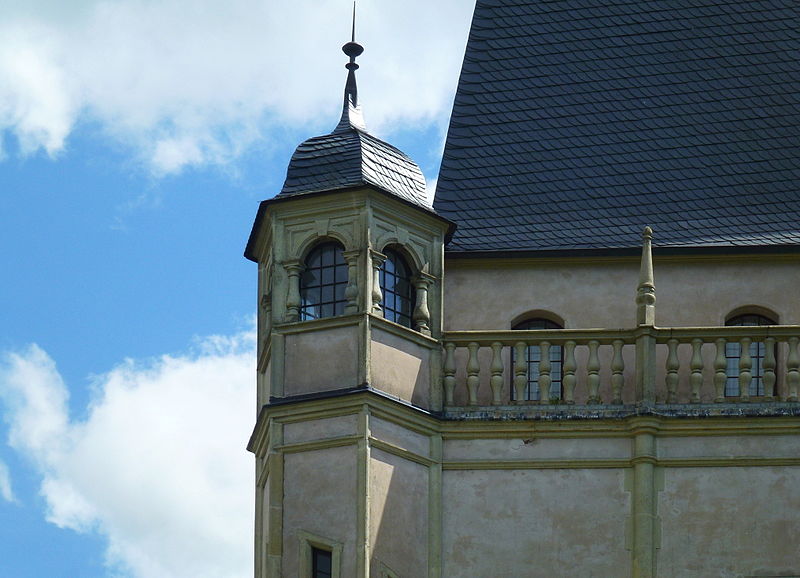 File:Schloss Tremsbüttel Mai 2015d.jpg