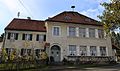 Thanning, Schulstraße 2; ehemals Schule, zweigeschossiger reduziert-historisierender Walmdachbau mit Putzdekor und südlich zweigeschossigem Satteldach-Lehrerwohnungsanbau, um 1910. This is a picture of the Bavarian Baudenkmal (cultural heritage monument) with the ID D-1-73-120-84 (Wikidata)