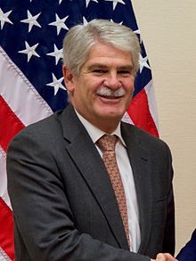 Secretary Kerry Shakes Hands With Spanish Foreign Minister Dastis at NATO Headquarters in Brussels (31426641556) (cropped).jpg