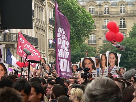 Supporters of Ségolène Royal awaiting the results, 8 pm, in front of the headquarters of the Socialist Party in Paris