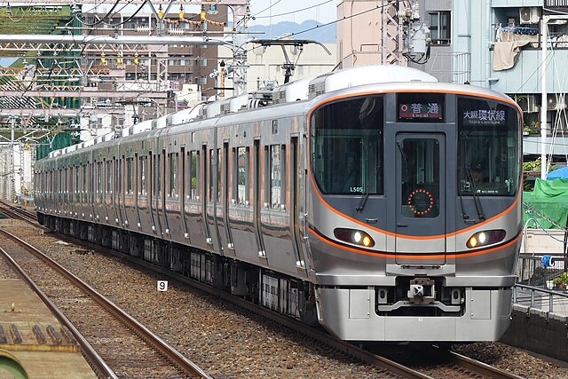 A 323 series train on the Osaka Loop Line in September 2017