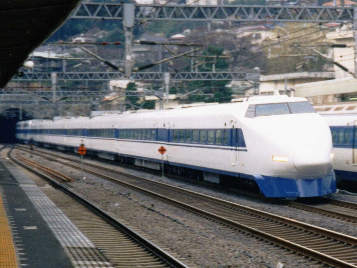 File:Shinkansen-100-Hikari.jpg - Wikimedia Commons