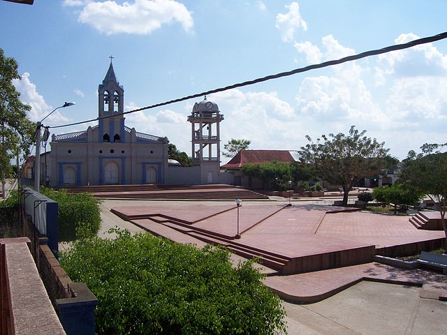 Hauptplatz und Kirche von Sincé