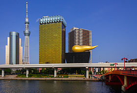 Prefeitura de Sumida (esquerda), Tokyo Skytree (centro), e a sede da Asahi Breweries (direita).
