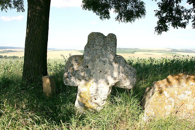 File:Smírčí kříž, Krchůvek, Křenovice 3.jpg