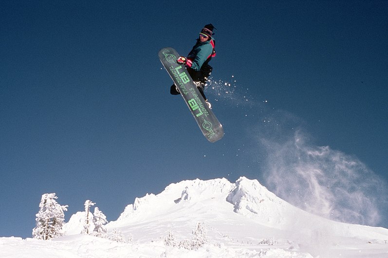 Snowboarding snowboard Mt Hood NF (37003604256).jpg