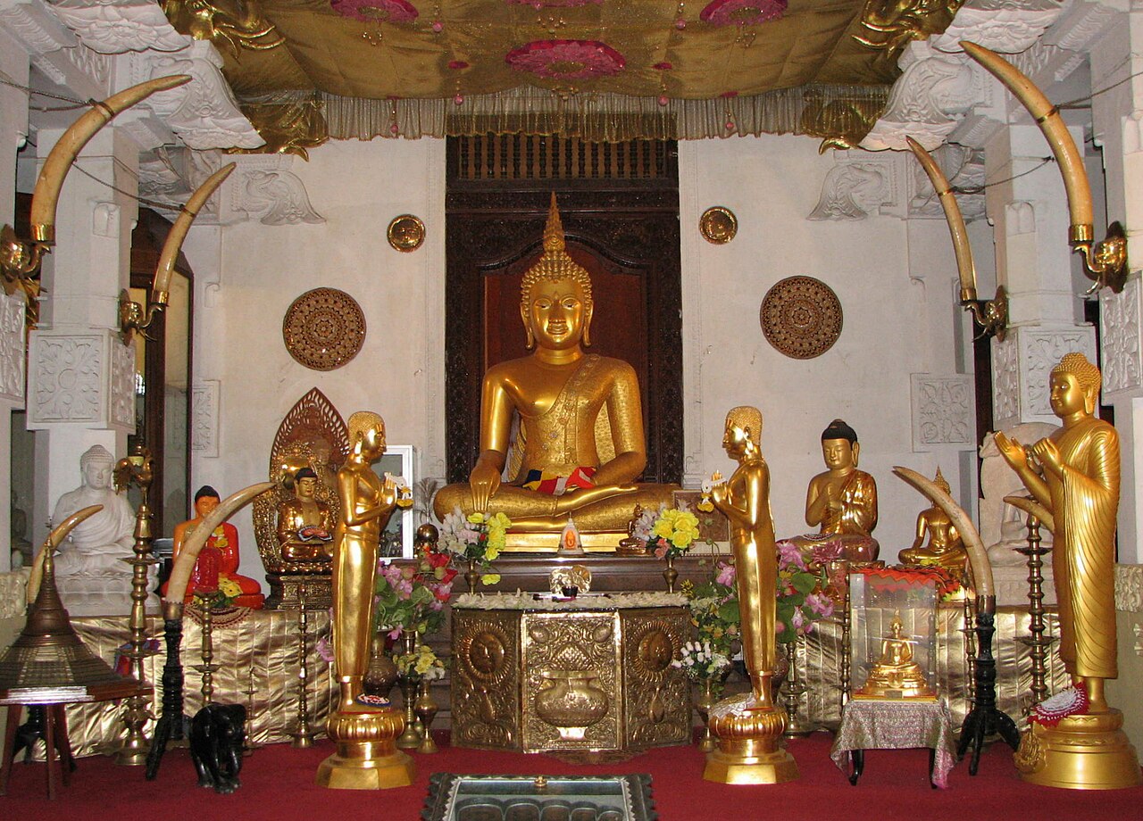 Statue de Bouddha dans le Temple de la Dent à Kandy.