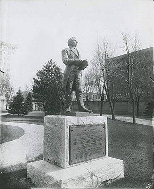 Tabernacle grounds.jpg üzerinde Joseph Smith'in heykeli