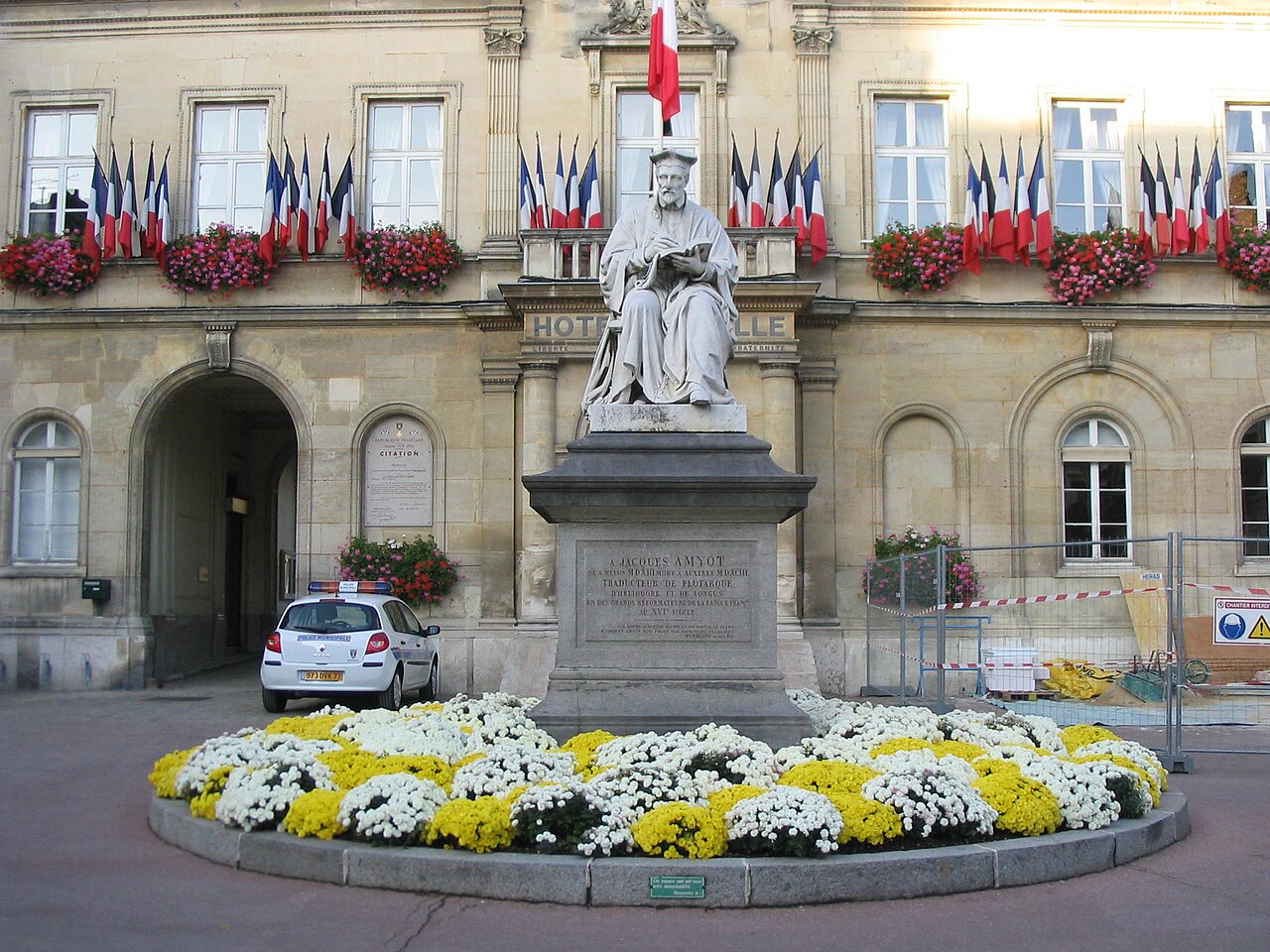 Jacques Amyot (évêque) 1280px-Statueamyot