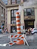 Miniatuur voor Bestand:Steam rising in Cortlandt Street MAM 2010.jpg