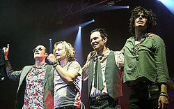 A Stone Temple Pilots tagjai egy koncerten.