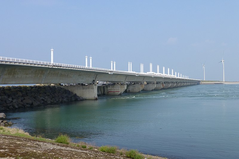 File:Stormvloedkering Oosterschelde 6.JPG